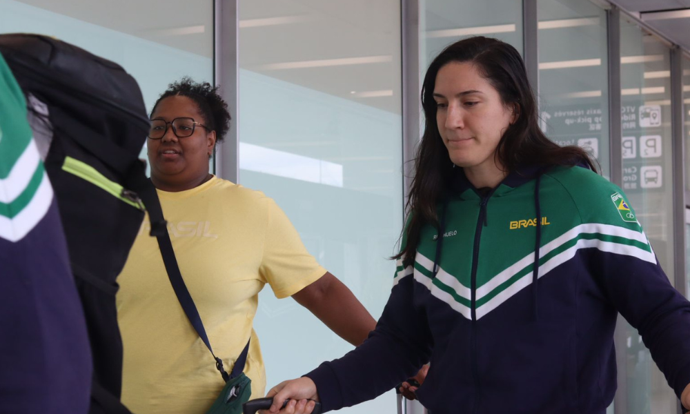 Mayra Aguiar em chegada ao aeroporto de Paris antes dos Jogos Olímpicos de Paris-2024