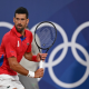 Novak Djokovic, o Djoko, em ação no tênis dos Jogos Olímpicos de Paris-2024, em Roland Garros, onde Guga brilhou