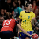 Patrícia Matieli comemora vitória do Brasil sobre a Espanha no handebol feminino