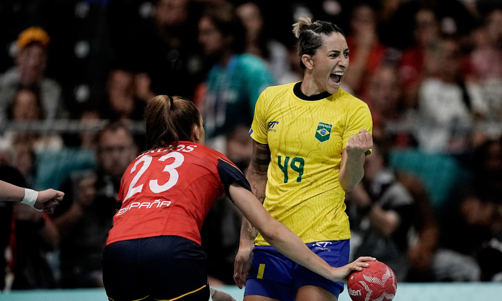 Patrícia Matieli comemora vitória do Brasil sobre a Espanha no handebol feminino