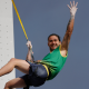 Pedro Egg suspenso pela corda durante disputa a velocidade na Copa do Mundo de escalada esportiva
