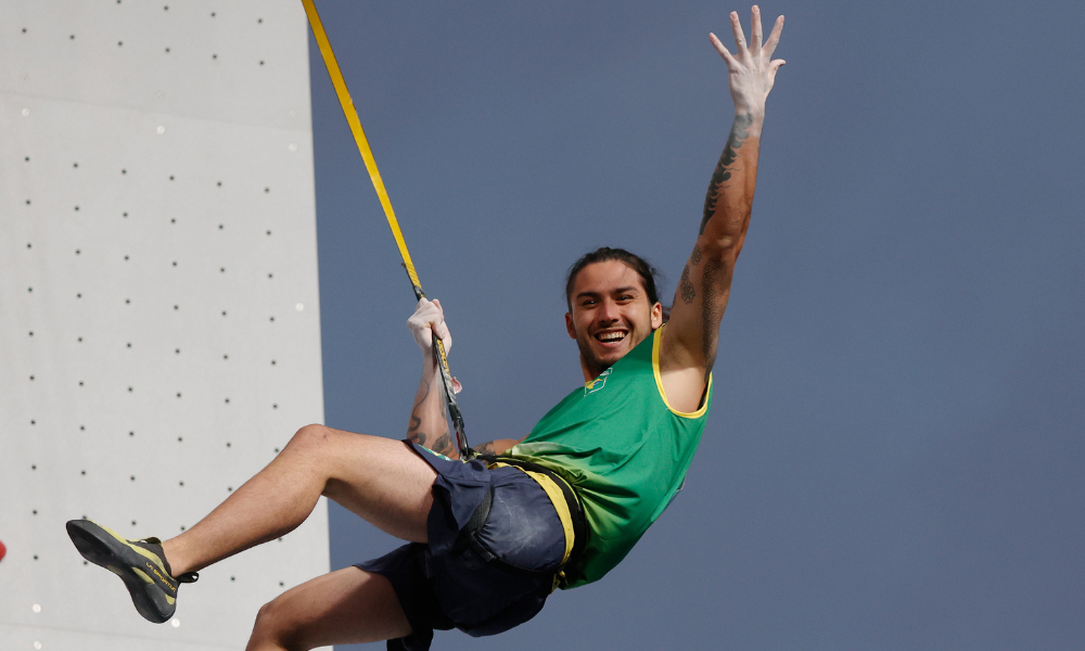 Pedro Egg suspenso pela corda durante disputa a velocidade na Copa do Mundo de escalada esportiva