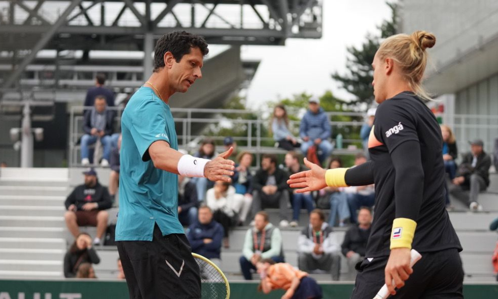 Marcelo Melo e Rafael Matos se cumprimentam em Wimbledon antes da chuva interromper. us open