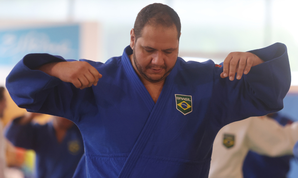 Rafael Silva fazendo aquecimento em Sainte-Geneviève-des-Bois antes dos Jogos Olímpicos de Paris-2024, com expectativa de enfrentar Teddy Riner