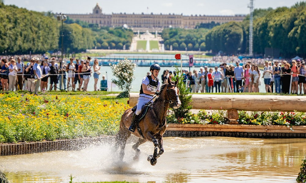 Na imagem, Rafael Losano com seu cavalo, Withington, no percurso de cross-country.