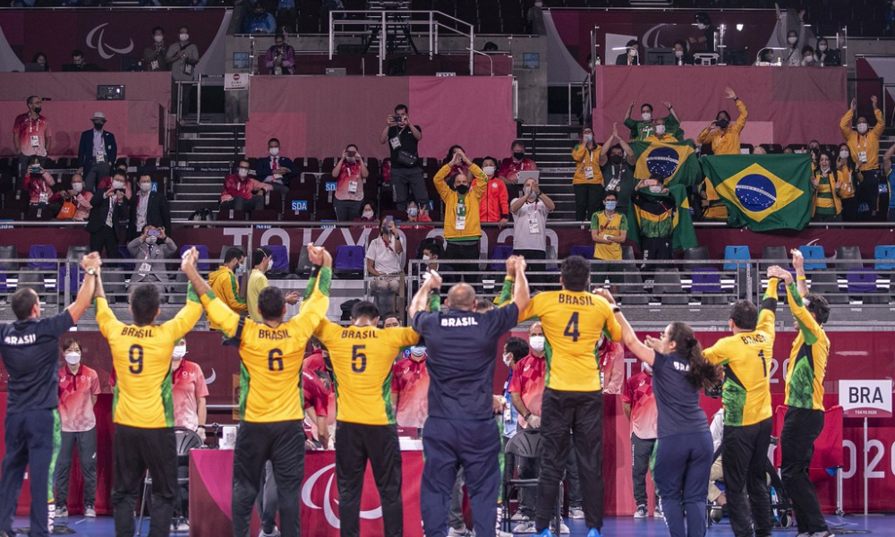 Seleção masculina de goalball está de costas para a imagem. A equipe disputará os Jogos Paralímpicos de Paris-2024