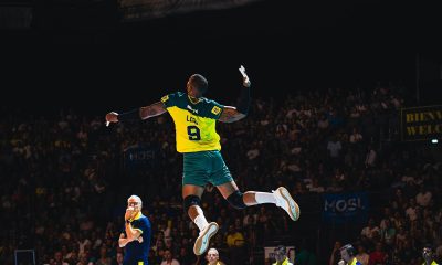 Na imagem, Leal, da Seleção Brasileira, no movimento do saque.