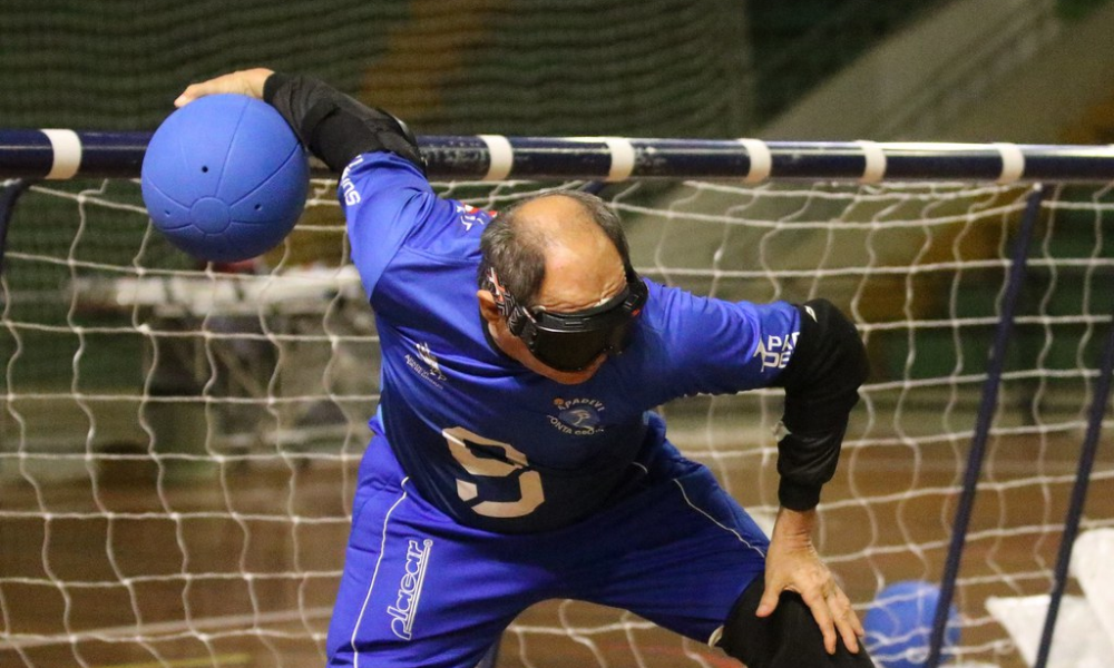 Seu Joaquim jogando goalball no Regional Sul