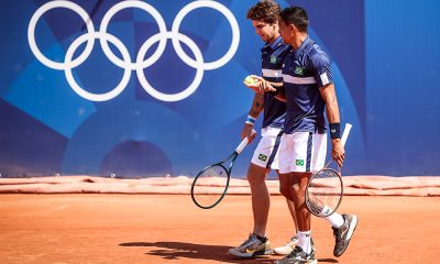 Na imagem, Thiago Wild e Thiago Monteiro na quadra em Paris.