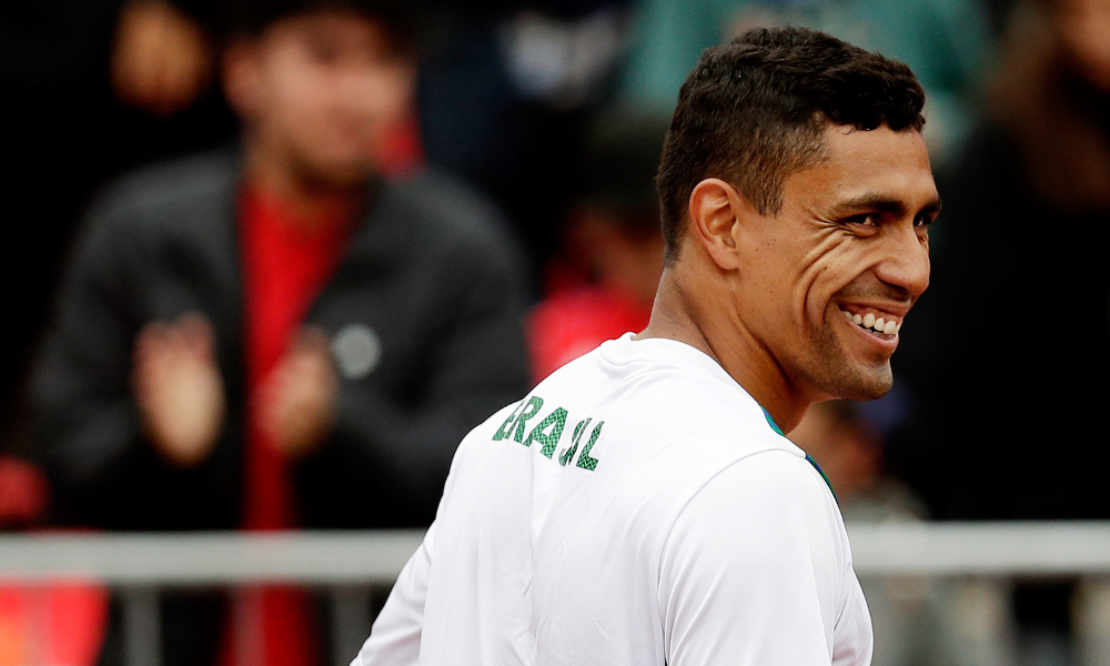 Thiago Monteiro sorri para foto após vitória sobre Blaz Rola no Challenger de Salzburg