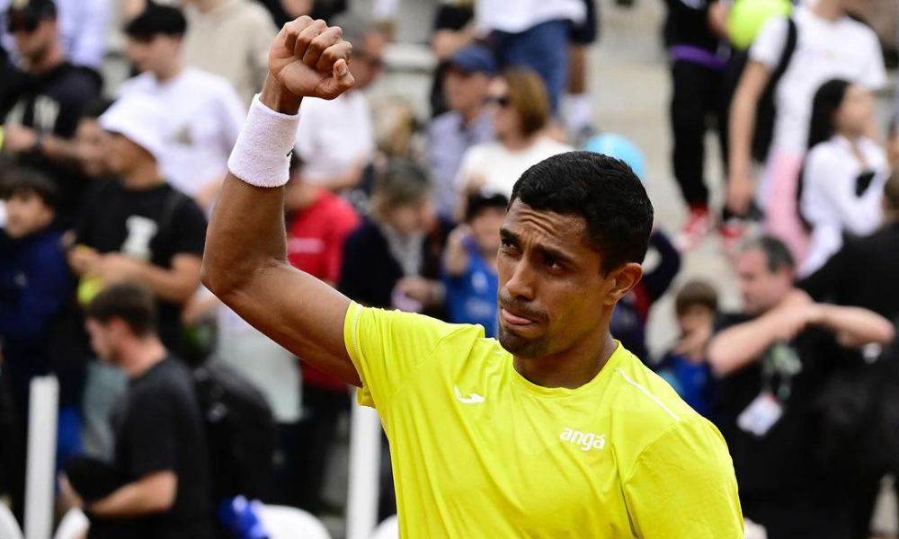 Thiago Monteiro ergue o punho e vibra com vitória no Challenger de Salzburg