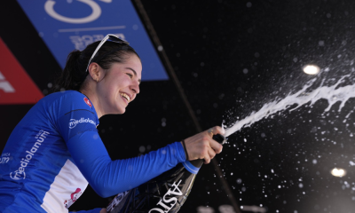 Tota Magalhães com a camisa azul estourando champagne no Giro D'Italia
