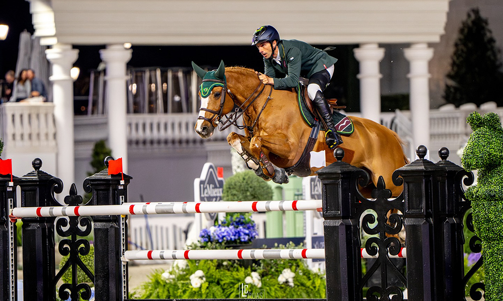 Na imagem, Yuri Mansur saltando um obstáculo com seu cavalo.