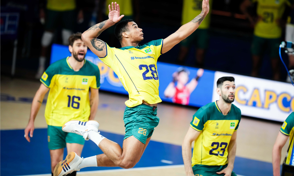 Darlan ataca bola no amistoso entre Brasil e Alemanha de vôlei masculino