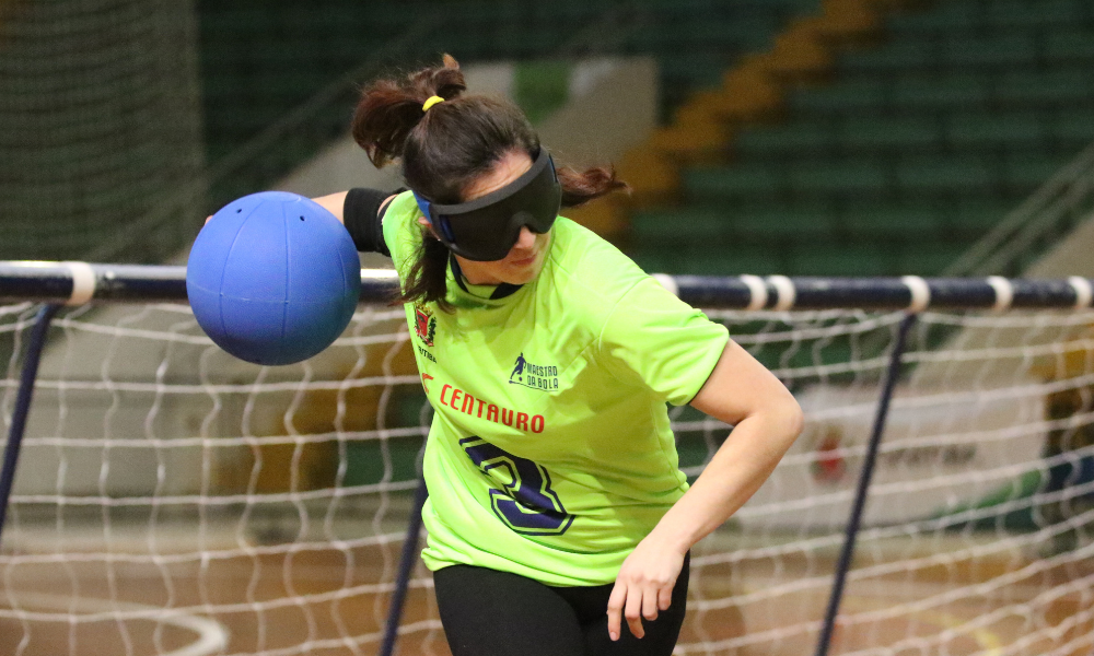 Atleta do time feminino do Maestro da Bola faz arremesso em partida do Regional Sul de goalball