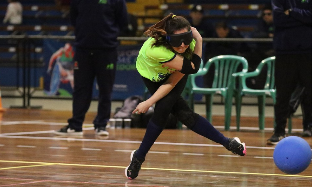 Atleta do Maestro da Bola faz um arremesso em jogo do Regional Sul de goalball