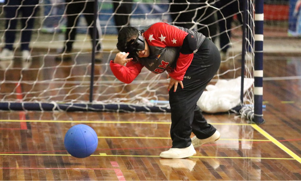 Vestindo uniforme do IRM, a atleta Maria Eduarda, de 21 anos, curva o corpo para o lado direito após soltar a bola no arremesso no Regional Sul de goalball