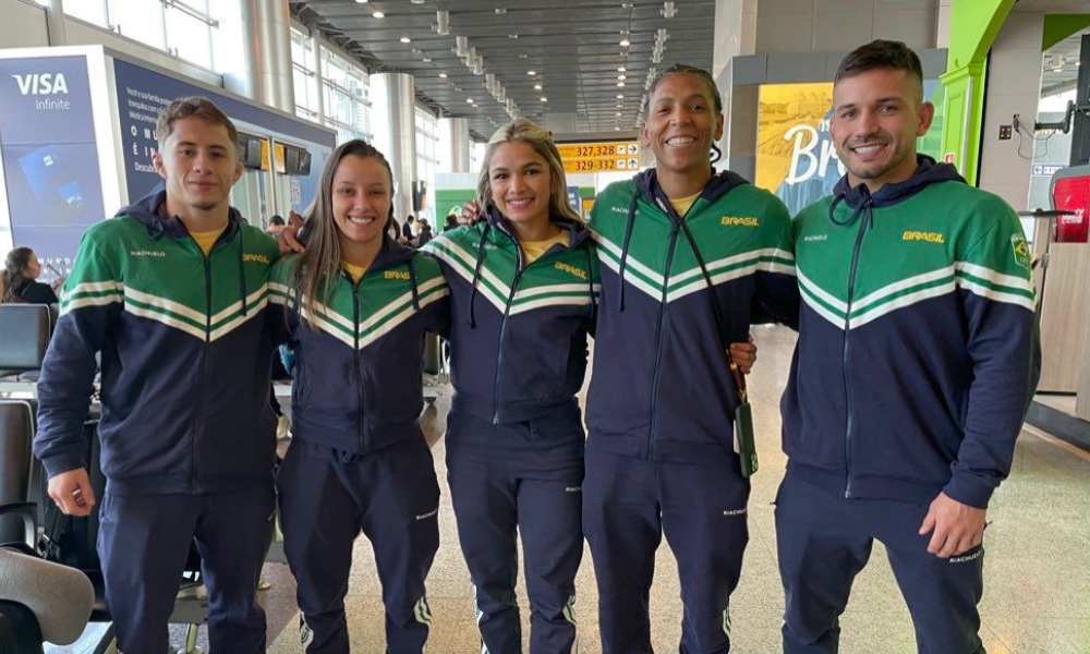 Atletas do judô que vão aos Jogos Olímpicos de Paris-2024 posam para foto no Aeroporto de Cumbica em Guarulhos