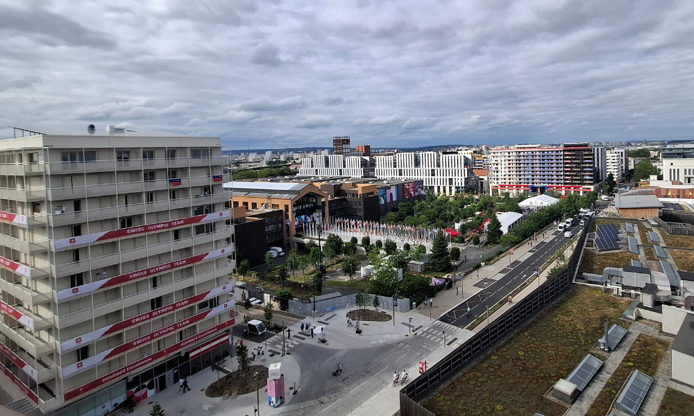 Vista Panorâmica da Vila dos Atletas dos Jogos Olímpicos de Paris do topo do prédio do Time Brasil