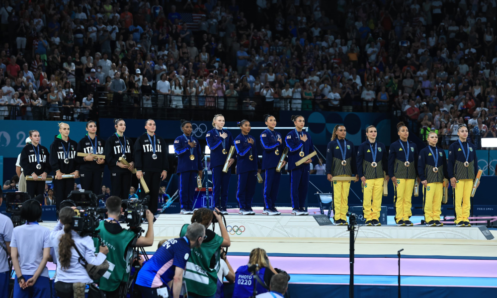 Pódio por equipes da Ginástica artística feminina nos Jogos olímpicos de Paris com Itália, Estados Unidos e Brasil