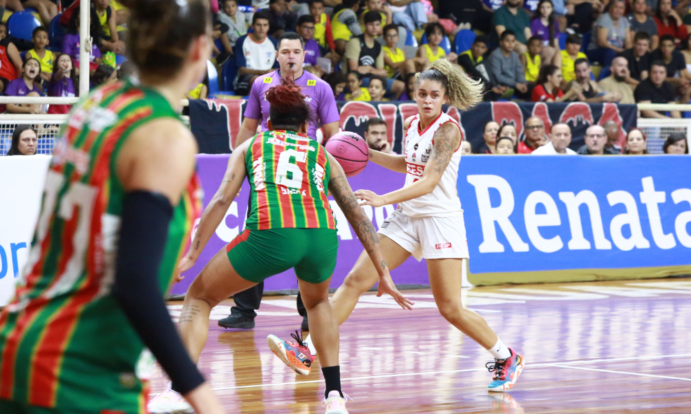 Gabriela Sossô conduz a bola no jogo 4 da final da LBF entre Sesi Araraquara e Sampaio Basquete