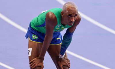 Alison dos Santos com a mão no joelho após a semifinal dos 400m com barreiras de Paris-2024