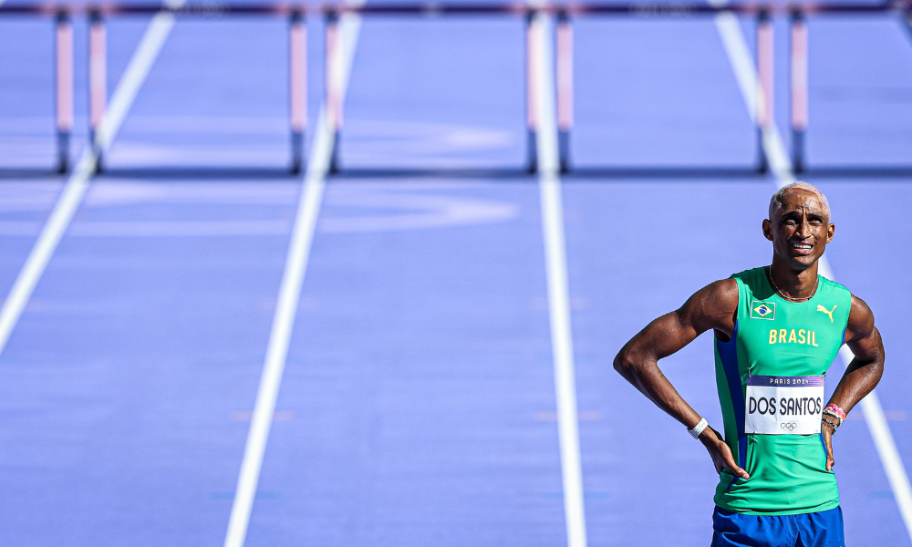 Alison dos Santos olha para o horizonte após semifinal nos 400m com barreiras; francês Clément Ducos disse que ele não está em forma em Paris-2024