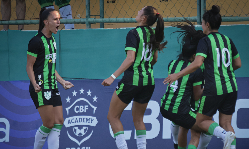 Jogadoras do América-MG comemoram gol de empate contra o São Paulo no Brasileirão Feminino