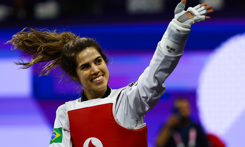 Ana Carolina Moura acena para torcida e vibra após vitória no taekwondo dos Jogos Paralímpicos de Paris-2024