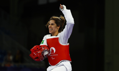 Ana Carolina Moura, de vermelho, comemora vitória no taekwondo dos Jogos Paralímpicos de Paris-2024