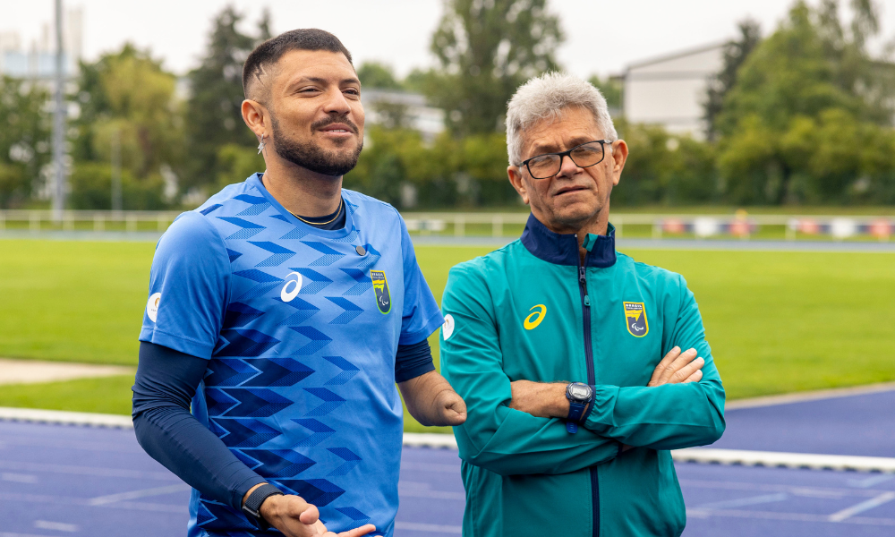 Petrúcio Ferreira na pista de atletismo em Troyes, ao lado do seu técnico Pedro Almeida (Foto: Alessandra Cabral/CPB)