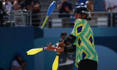 Augusto Akio com malabares nos Jogos Olímpicos de Paris-2024