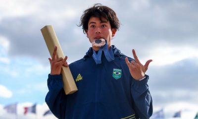 Augusto Akio no pódio com a medalha de bronze do skate pak masculino dos Jogos Olímopicos de Paris-2024