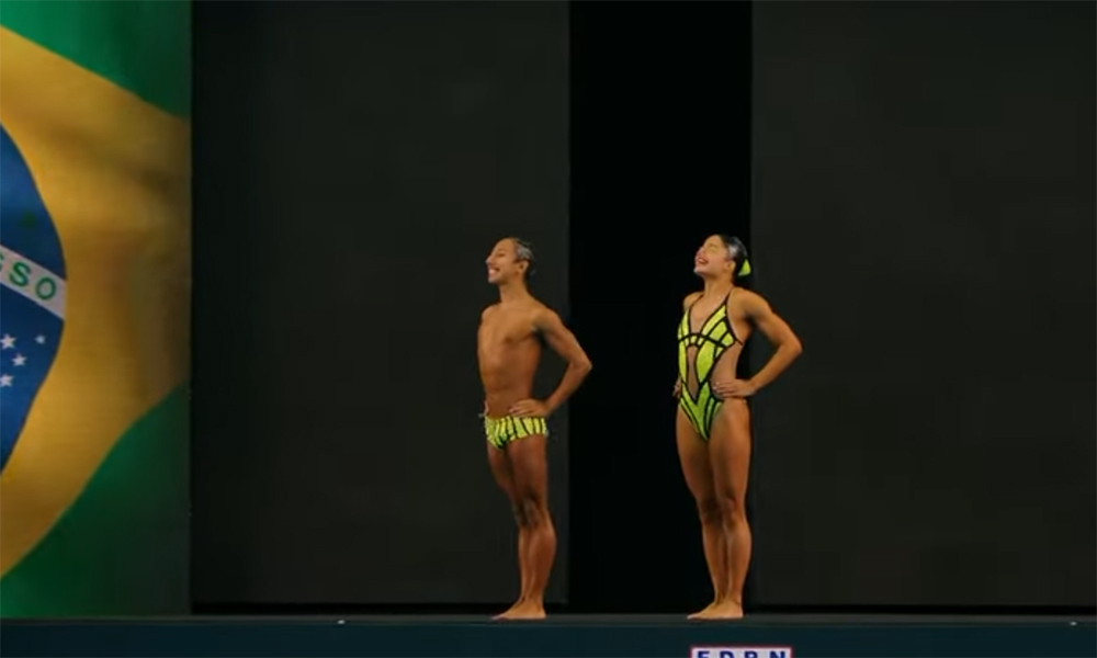 Na imagem, Bernardo Barreto e Alice Tenório antes de entrarem na piscina para se apresentarem.