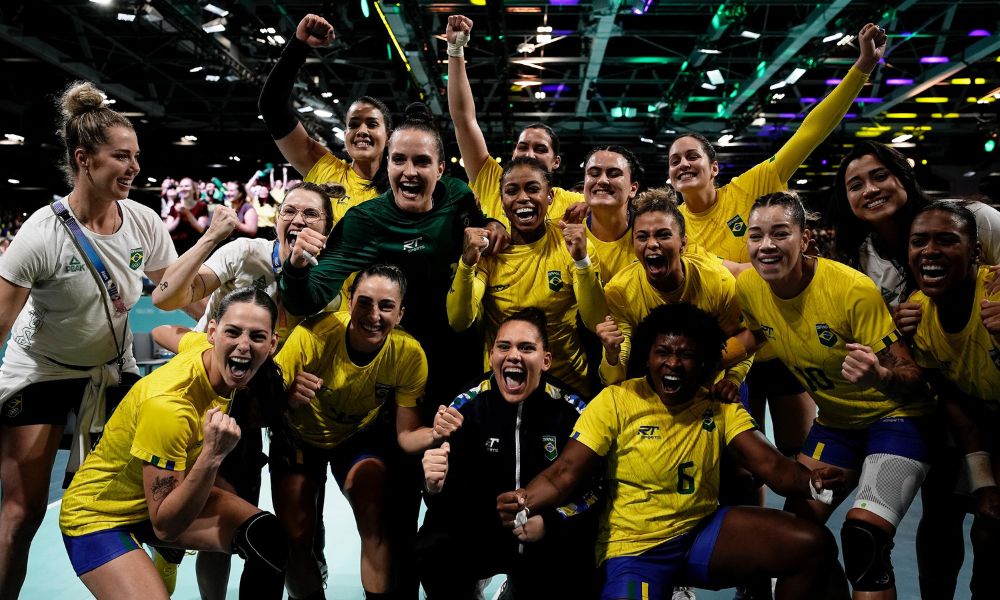 Brasil comemora vitória sobre Angola no handebol feminino dos Jogos Olímpicos de Paris-2024