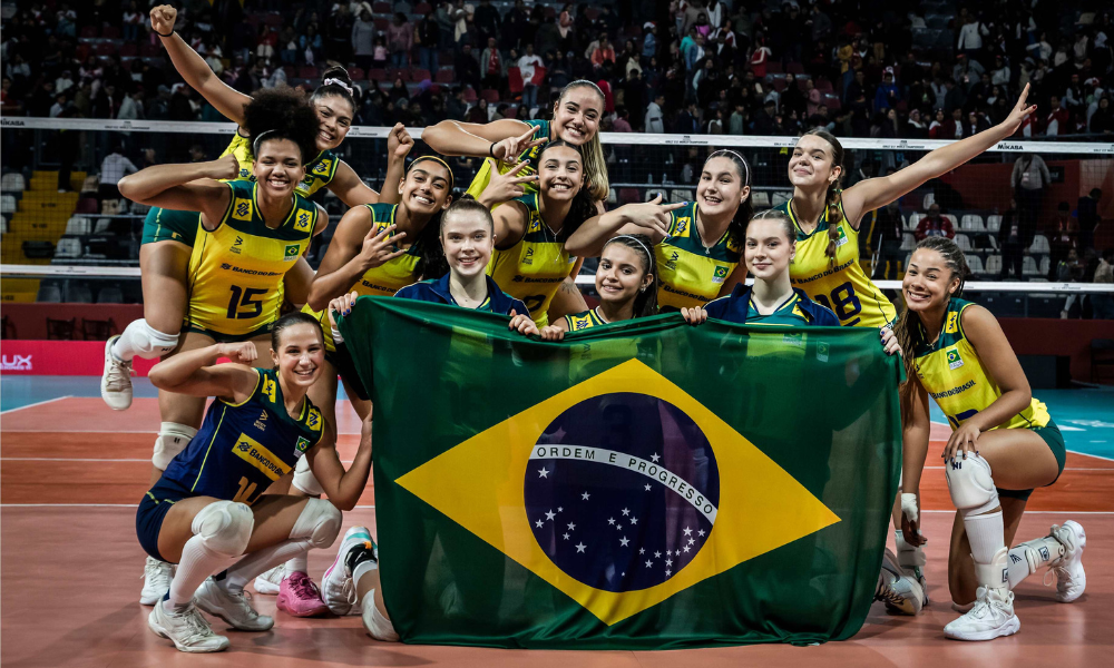 Fofinhas do Brasil comemoram mais uma vitória no Mundial sub-17 de vôlei feminino, agora contra o Canadá