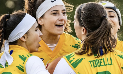 Brasileiras comemorando ponto no Mundial de flag football