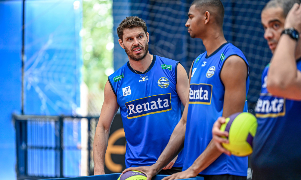 Bruno e Adriano durante treinamento do Vôlei Renata após Paris-2024