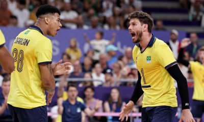 Bruninho e Darlan comemoram ponto do Brasil na vitória sobre o Egito no vôlei masculino dos Jogos Olímpicos de Paris-2024