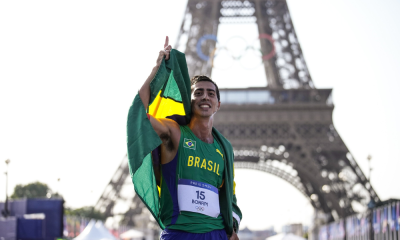 Caio Bonfim com a bandeira do Brasil em frente a Torre Eiffel na marcha atlética dos Jogos Olímpicos de Paris-2024