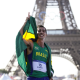 Caio Bonfim com a bandeira do Brasil em frente a Torre Eiffel na marcha atlética dos Jogos Olímpicos de Paris-2024