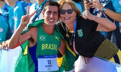 Caio bonfim posa ao lado da mãe Gianetti Sena após conquistar a medalha de prata na marcha atlética dos Jogos Olímpicos de Paris-2024