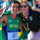 Caio bonfim posa ao lado da mãe Gianetti Sena após conquistar a medalha de prata na marcha atlética dos Jogos Olímpicos de Paris-2024