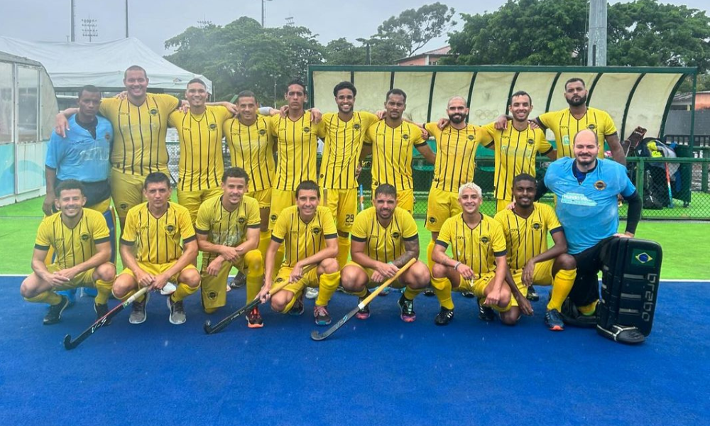 Carioca pousa para foto em partida contra o São José no Campeonato Brasileiro de hóquei sobre a grama