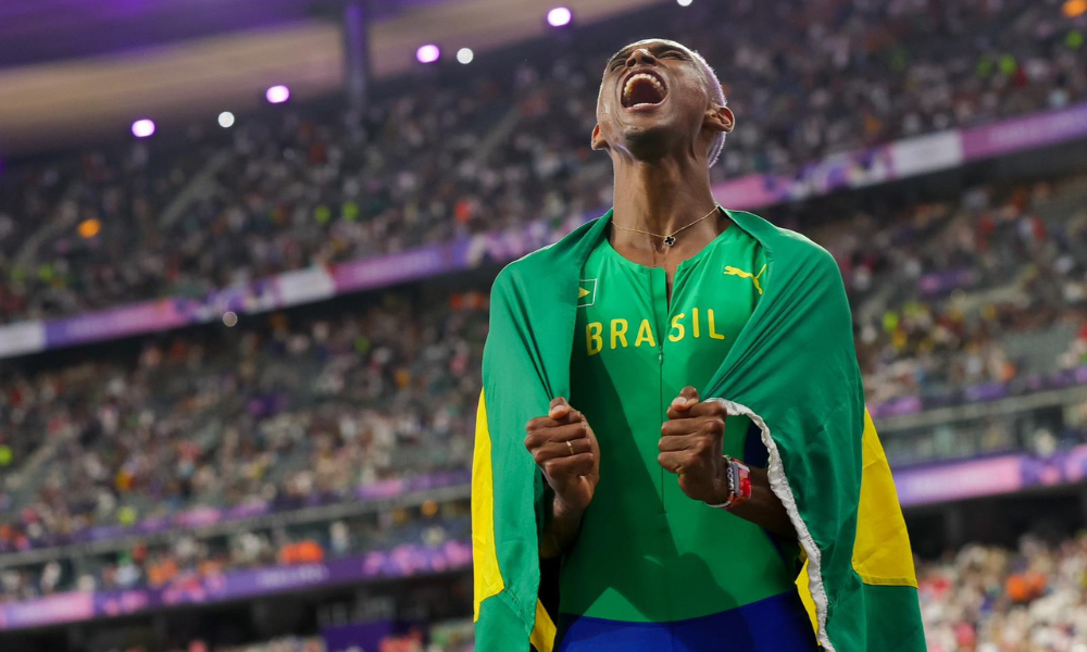 Alison dos Santos celebrando o bronze nos Jogos Olímpicos de Paris-2024 (Wagner Carmo/CBAt)