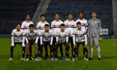 Equipe do São Paulo perfilada antes do confronto contra o Internacional pelo Brasileiro Sub-17 (Rafael Frison/SC Internacional)