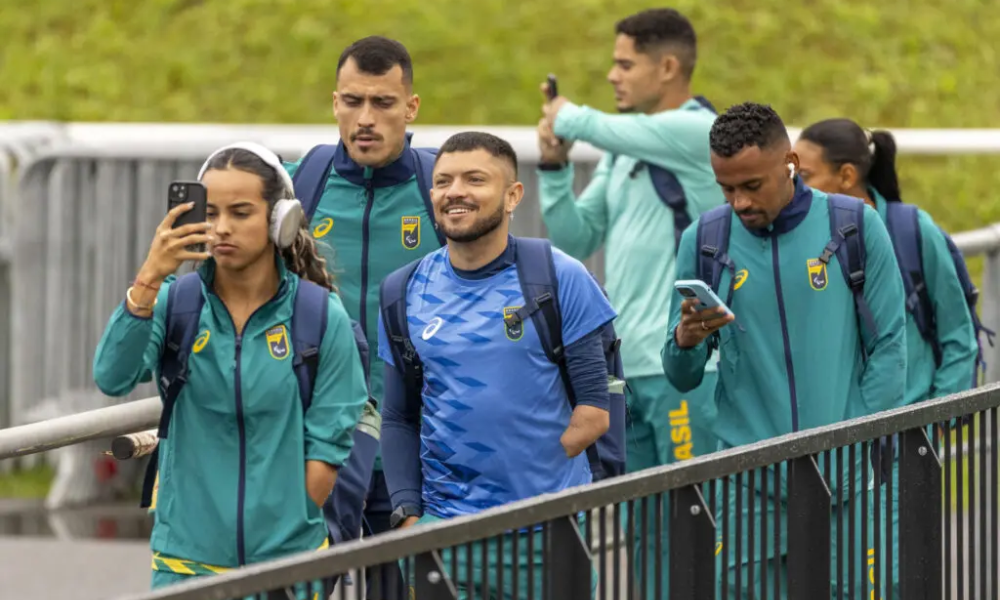 Delegação brasileira de atletismo durante aclimatação para os Jogos Paralímpicos de Paris-2024 (Foto: Alessandra Cabral/CPB)