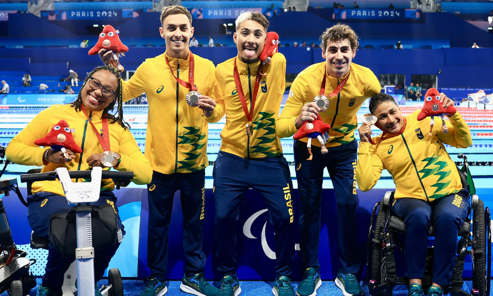 Revezamento do Brasil com a medalha de bronze dos Jogos Paralímpicos de Paris-2024 (Ana Patrícia/CPB)