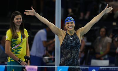 Carol Santiago celebrando sua vitória nos 100m costas S12 nos Jogos Paralímpicos de Paris-2024 (Foto: Silvio Avila/CPB)