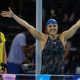 Carol Santiago celebrando sua vitória nos 100m costas S12 nos Jogos Paralímpicos de Paris-2024 (Foto: Silvio Avila/CPB)